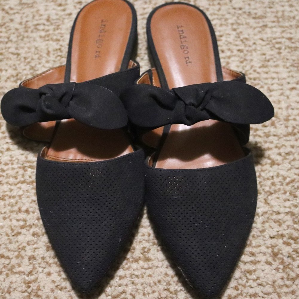 Bow tie black flats (Very good condition)- size: 7.5M